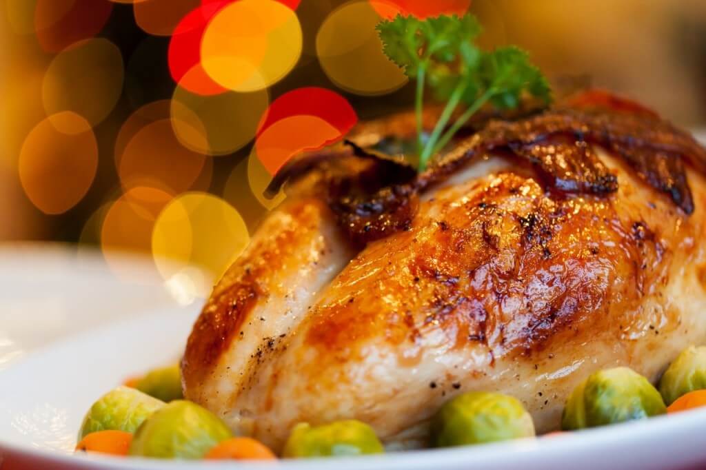 Наше тело усваивает железо из мяса животных в два-три раза больше, чем из растительной пищи. Самые лучшие источники железа: Индейка Курица Говядина Рыба 